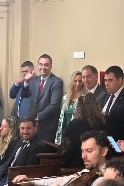 Manuel Adorni, Karina Milei y Diego Santilli esperando que les consigan ubicación en el recinto del Senado