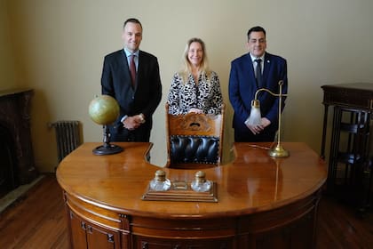 Manuel Adorni, Karina Milei y Leonardo Cifelli, detrás del escritorio en forma de U que encargó el escritor Paul Groussac cuando era director de la Biblioteca Nacional