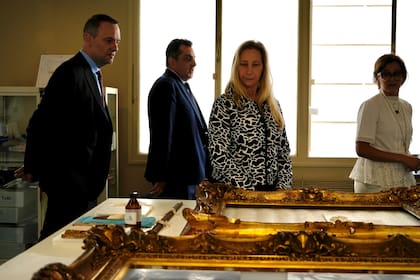 Manuel Adorni, Leonardo Cifelli y Karina Milei visitaron los talleres de restauración y conservación de la Secretaría de Cultura de la Nación en la Antigua Biblioteca Nacional