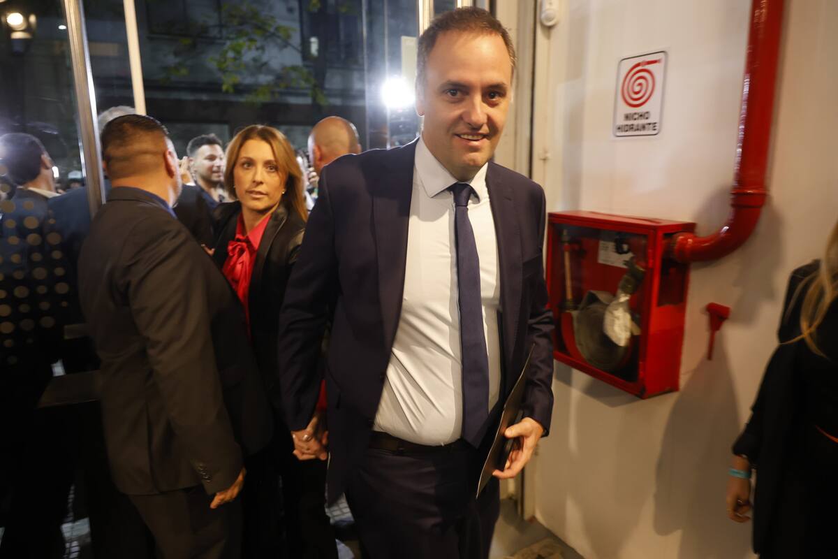 Manuel Adorni llega al debate que se llevará a cabo en el Canal de la Ciudad