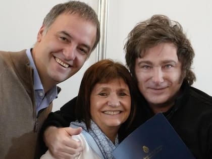 Manuel Adorni, Patricia Bullrich y Javier Milei
