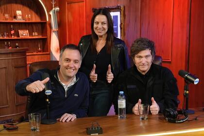 Manuel Adorni, que inició el camino de los funcionarios-candidatos, Sandra Pettovello y Javier Milei, en el set de la Misa del Gordo Dan