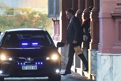 Manuel Adorni saliendo de la Casa Rosada