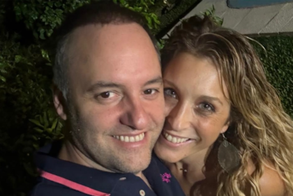 Manuel Adorni y Bettina Angeletti, su mujer