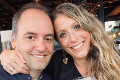 Manuel Adorni y Bettina Angeletti, su mujer