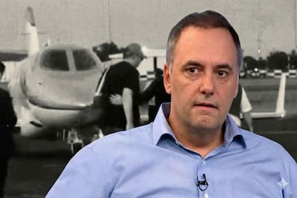 Manuel Adorni y el vuelo de la polémica. Fotomontaje realizado con IA