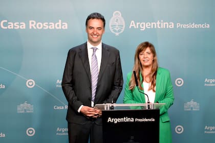 Manuel Adorni y Gabriela Cerruti, los voceros entrante y saliente de la Presidencia