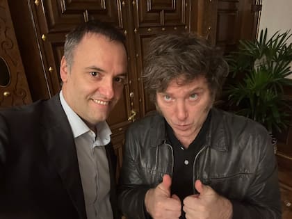 Manuel Adorni y Javier Milei