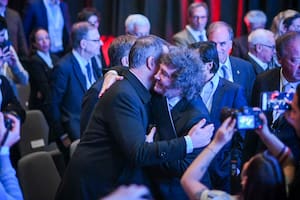 Manuel Adorni y Javier Milei, el martes pasado, en el Malba, donde el Presidente expuso en un encuentro de banqueros y economistas