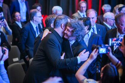 Manuel Adorni y Javier Milei, el martes pasado, en el Malba, donde el Presidente expuso en un encuentro de banqueros y economistas