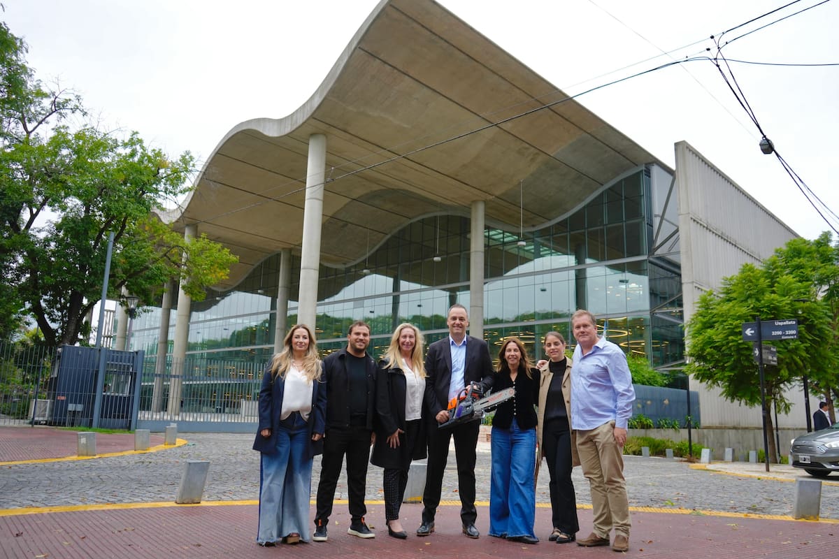 Manuel Adorni y Karina Milei, frente a la sede del gobierno porteño, en la calle Uspallata