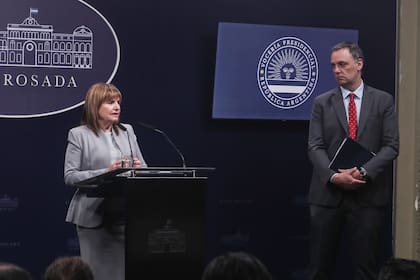 Manuel Adorni y Patricia Bullrich, cuando compartían el gabinete