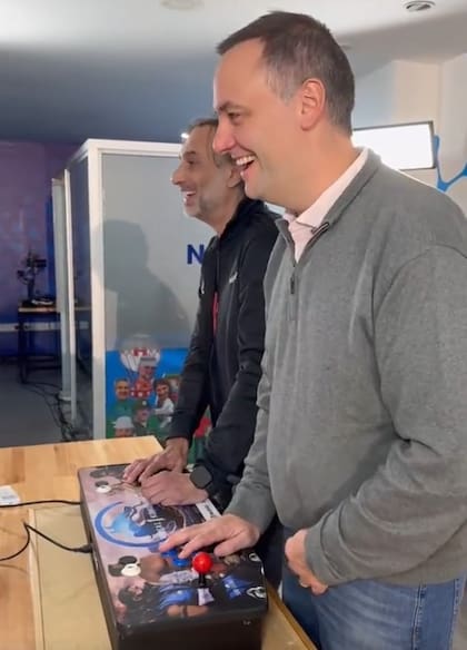Manuel Adorni y Sergio "Tronco" Figliuolo, hoy diputado nacional, jugando al Mortal Kombat