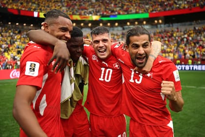 Manuel Akanji, Breel Embolo, Granit Xhaka y Ricardo Rodríguez festejan la victoria ante Colombia en Vancouver
