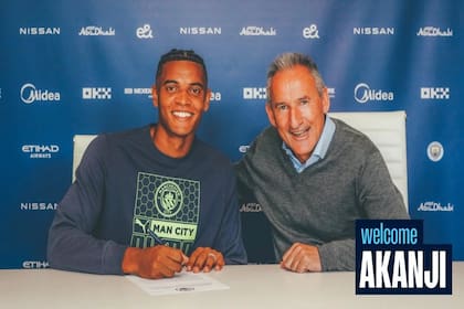 Manuel Akanji, nuevo defensor de Manchester City, y Txiki Begiristain, director deportivo de la institución
