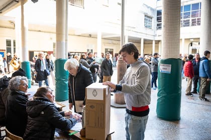 Manuel Alonso, de 16 años, votó por primera vez, en la mesa 69, en la escuela de Ricardo Gutiérrez 1269, en Olivos