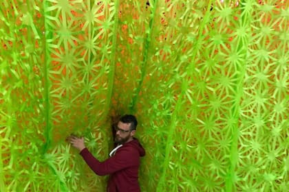 Manuel Ameztoy con su instalación Desmonte, en el Espacio Imán