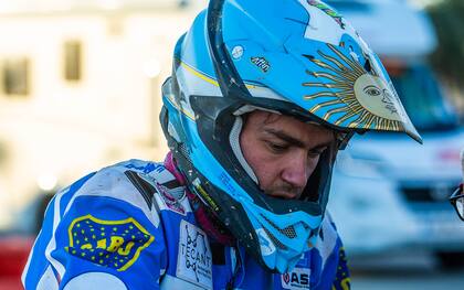 Manuel Andújar y el escudo de Boca, club del que es socio desde los tres años; en 2021, año del primer triunfo en el Rally Dakar, los xeneizes fueron sponsor del piloto de Lobos