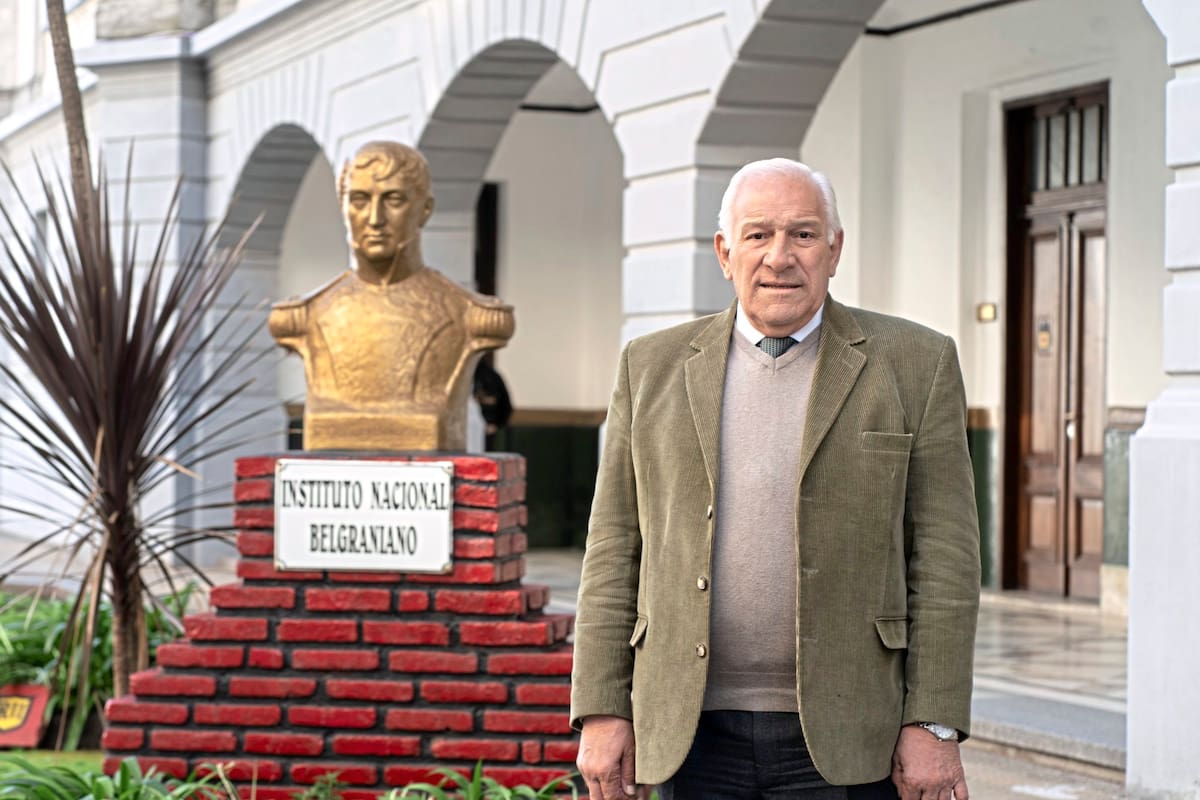 Manuel Belgrano, descendiente del padre de la patria Manuel Belgrano, en la entrada del Instituto Belgraniano en el Regimiento de Patricios