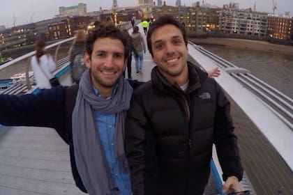 Manuel Butty, a la izquierda, en su llegada a Londres