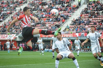 Manuel Castro, marcó el segundo gol de Estudiantes que igualó 2-2 con Central Córdoba