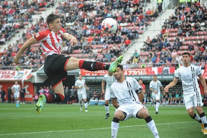 Manuel Castro, marcó el segundo gol de Estudiantes que igualó 2-2 con Central Córdoba