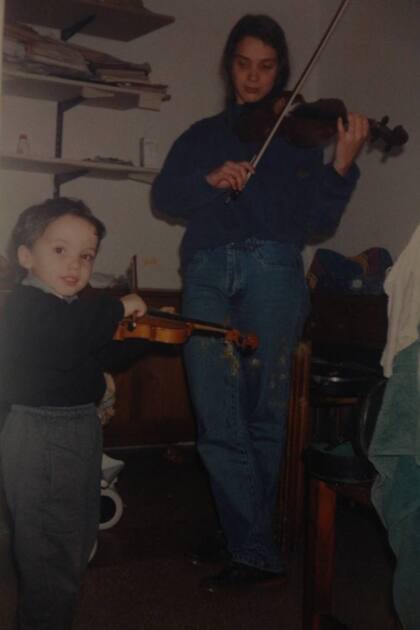 Manuel con su madre, en una estampa de los tiempos en los que Pamela escribía el cuaderno que ahora está en manos de su hijo