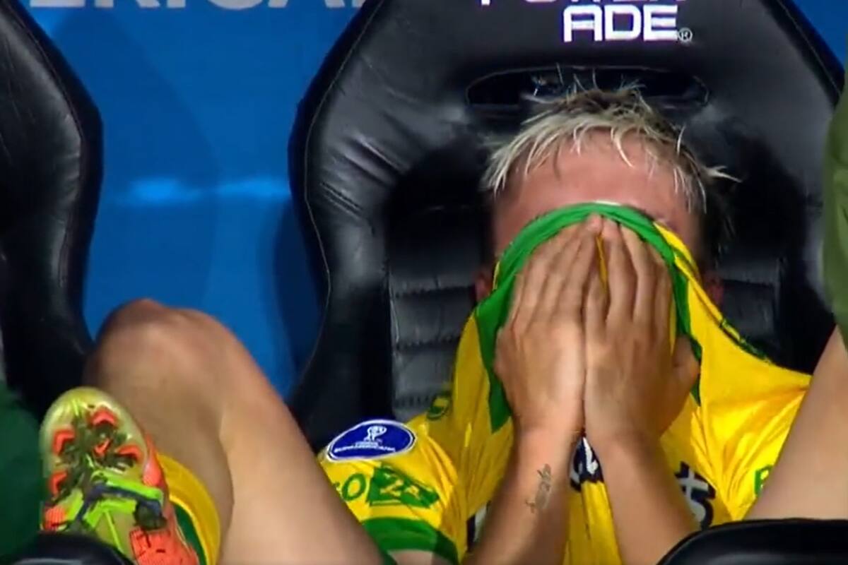 Manuel Duarte ingresó en el segundo tiempo, fue reemplazado a los 30 minutos y salió llorando de la cancha.