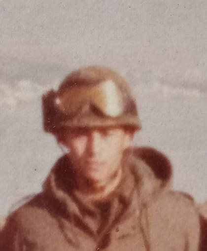 Manuel en las islas Malvinas, en la zona del aeropuerto de Puerto Argentino