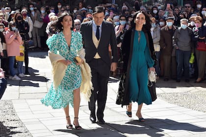 Manuel Falcó, marqués de Castel-Moncayo y primo del novio, junto a su mujer, Amparo Corsini y su hija Manuela.