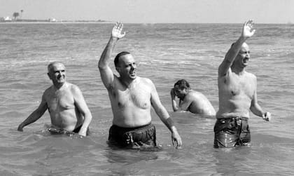 Manuel Fraga y el embajador estadounidense Angier Biddle Duke se bañaron en el mar para transmitir tranquilidad después del accidente nuclear