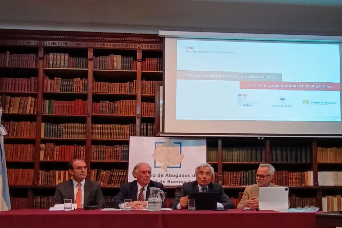 Manuel García-Mansilla, Antonio María Hernández, Eduardo Fidanza y Daniel Zovatto, en la presentación del estudio sobre cultura democrática