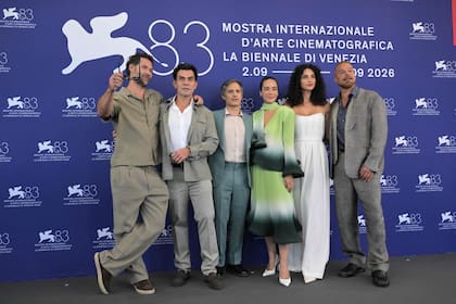 Manuel Garcia Rulfo, Jorge Salinas, Gael Garcia Bernal, Esmeralda Pimentel, Debora Nascimento y Ricky Martin en la presentación de Hombre al agua