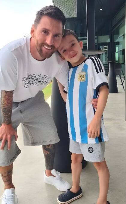 Manuel junto a Lionel Messi, su idolo