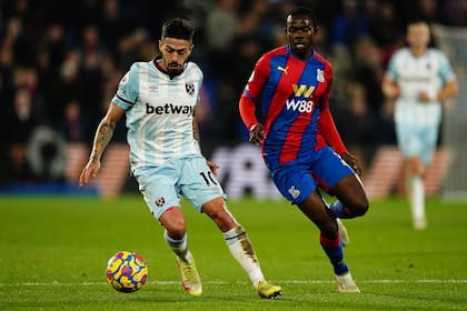 Manuel Lanzini con la camiseta de West Ham United, que hoy jugará con Arsenal por la Premier League.