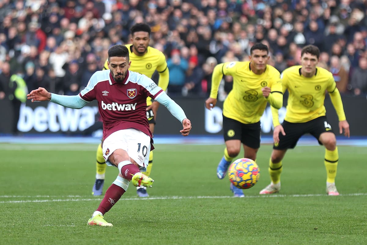 Manuel Lanzini del West Ham United anota el primer gol de su equipo desde el punto de penalti durante el partido de la Premier League entre West Ham United y Chelsea