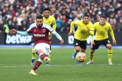 Manuel Lanzini del West Ham United anota el primer gol de su equipo desde el punto de penalti durante el partido de la Premier League entre West Ham United y Chelsea