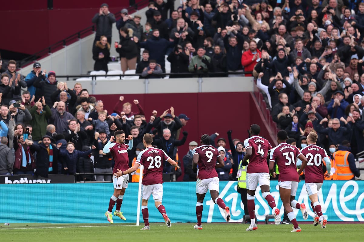 Manuel Lanzini del West Ham United celebra con sus compañeros de equipo después de anotar el primer gol de su equipo desde el punto de penalti durante el partido de la Premier League entre West Ham United y Chelsea.