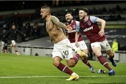 Manuel Lanzini festeja el golazo con el que West Ham le empató a Tottenham como visitante