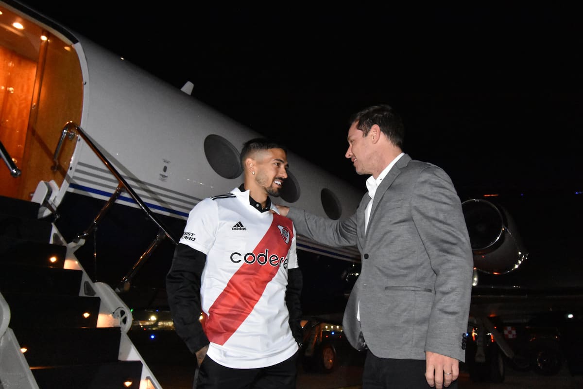 Manuel Lanzini, la flamante incorporación de River, llegó hoy a la Argentina y fue recibido por el presidente del club, Jorge Brito