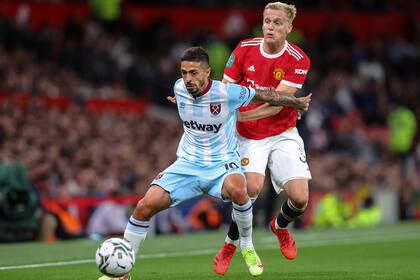 Manuel Lanzini protege la pelota. Con un gol suyo, West Ham derrotó a Manchester United por 1 a 0 y pasó a los octavos de final de la Copa de la Liga inglesa.