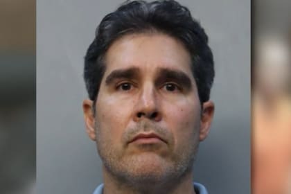 Manuel Lazzaro fue arrestado en Miami-Dade tras realizar una cirugía estética sin licencia que dejó a una mujer desfigurada