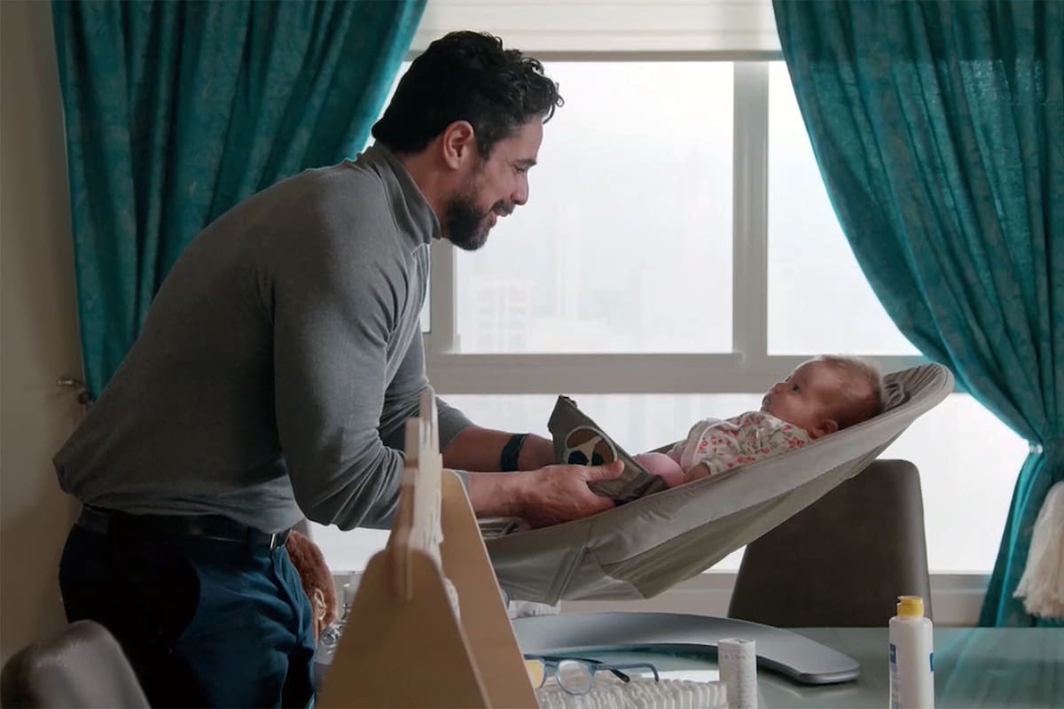 Manuel (Luciano Castro) dice que no es bueno con los bebés. Pero Vicky es diferente.