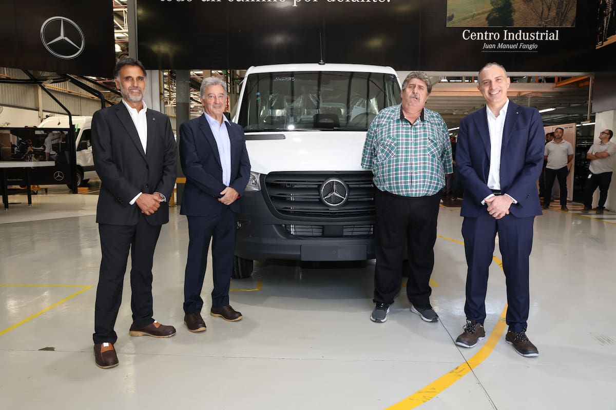 Manuel Mantilla, presidente y CEO de Mercedes-Benz Argentina; Daniel Herrero, presidente y CEO de Prestige Auto; Ricardo Pignanelli, secretario general del SMATA y Francesco Ciancia, responsable de la operación productiva a nivel mundial para Vans en Mercedes-Benz