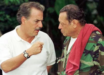Manuel Marulanda Vélez junto al entonces presidente de Colombia, Andrés Pastrana, en la época en que las FARC llegaron a ser más poderosas que nunca