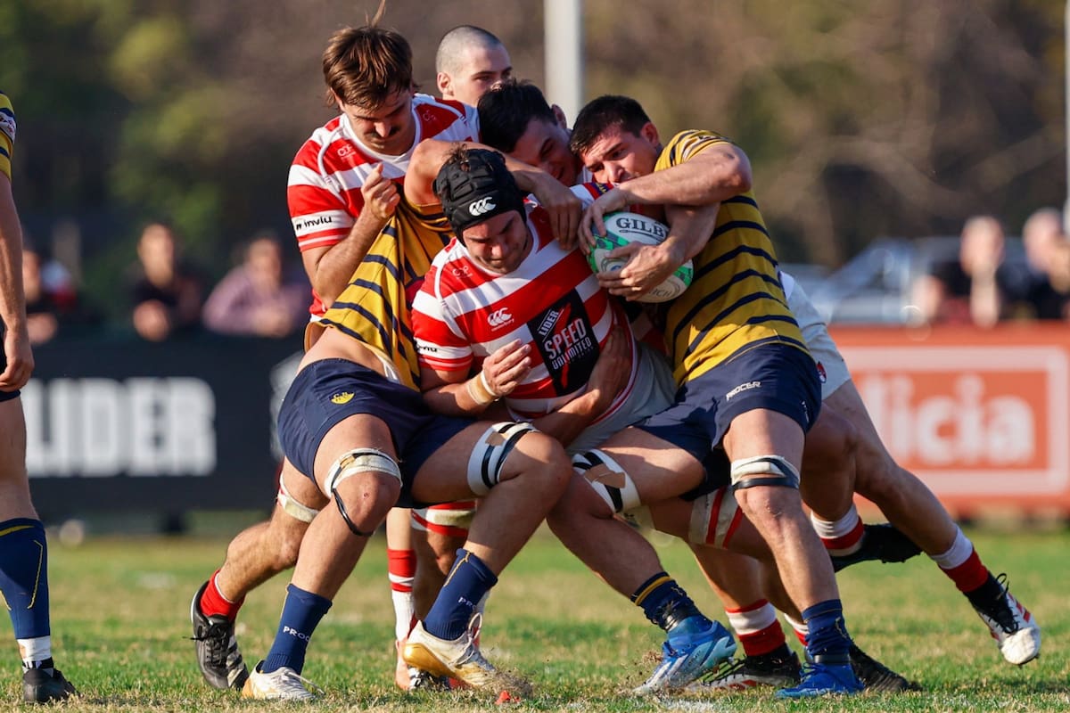 Manuel Mora, de Alumni; Lucas Gobet, de Regatas Bella Vista, y otros forcejean con la máxima energía por la pelota; el local fue más eficaz, ganó con bonus y se endereza en el Top 14.