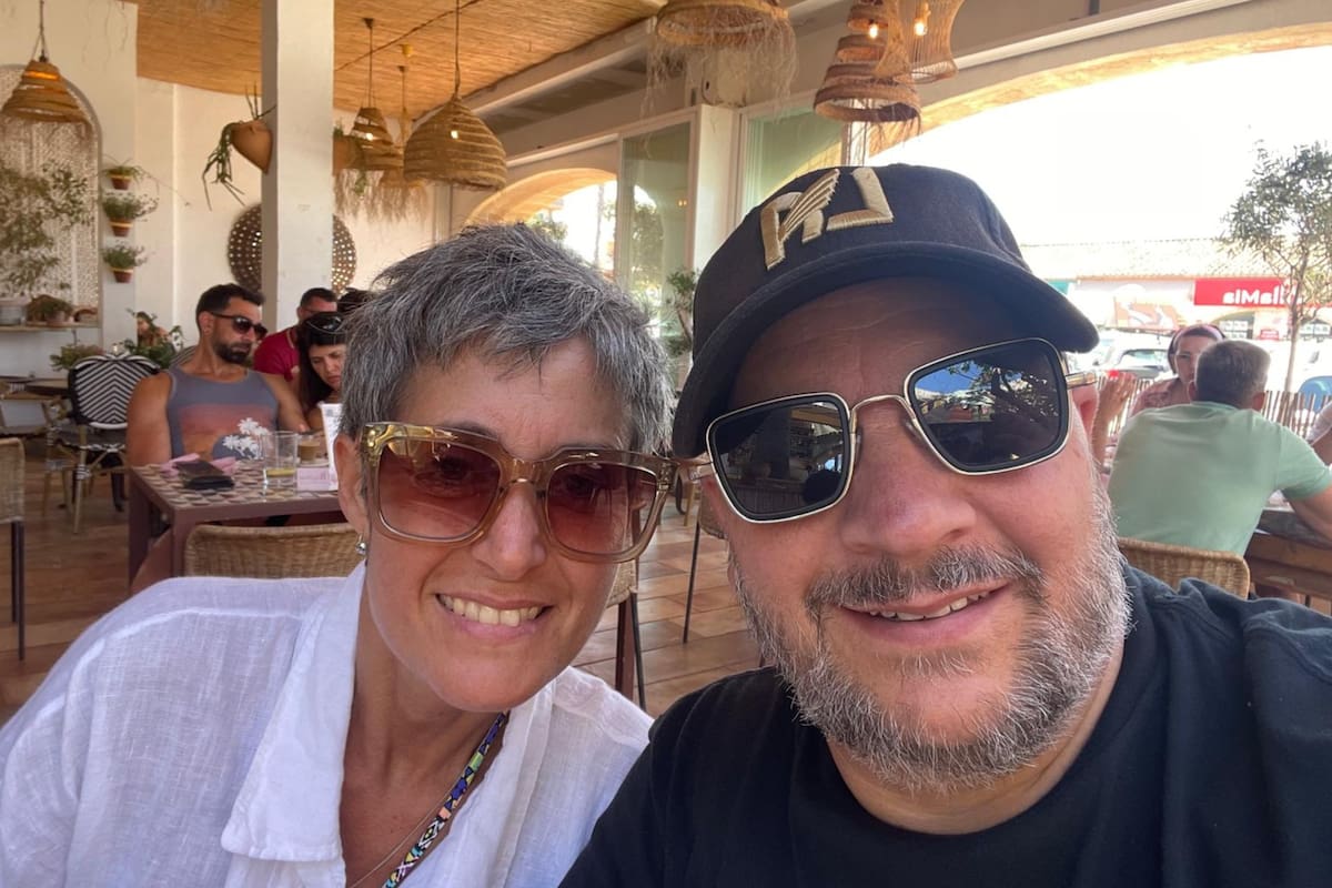 Manuel Navarrete junto a su esposa en España (Foto: Manuel Navarrete)