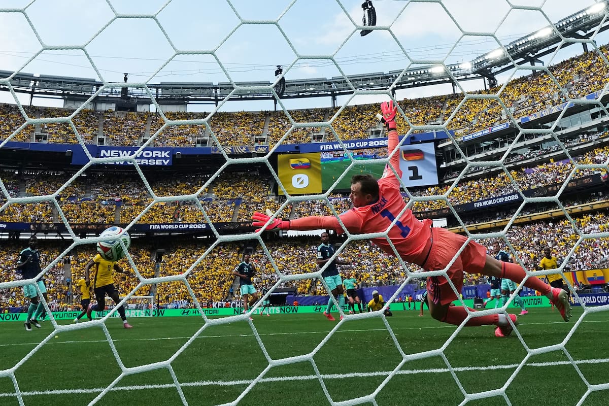 Manuel Neuer no puede contener el furibundo remate de Nilson Angulo, que marcó el 1-1 de Ecuador ante Alemania, por el grupo E del Mundial 2026
