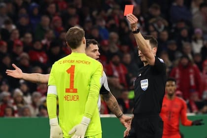Manuel Neuer recibió la primera tarjeta roja de su trayectoria, a los 38 años y en su partido 865; derribó con el cuerpo a un adversario y complicó a Bayern, que resultó eliminado de la Copa de Alemania.