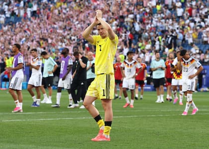Manuel Neuer saluda a los hinchas alemanes luego de la derrota